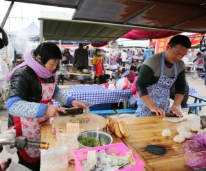 人民教师竟嫌工资低 转行和母亲卖肉夹馍月入上万