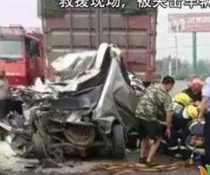 面包车自杀式变道瞬间被前后两辆大车夹成碎片