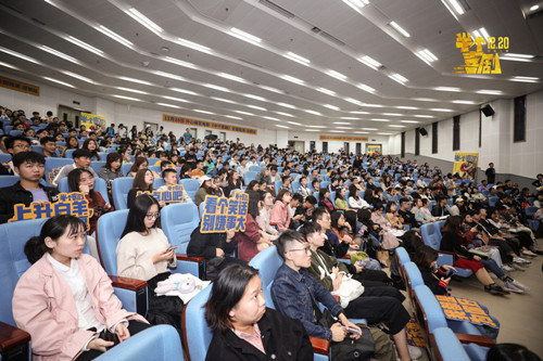 电影《半个喜剧》走进深圳大学_副本.jpg