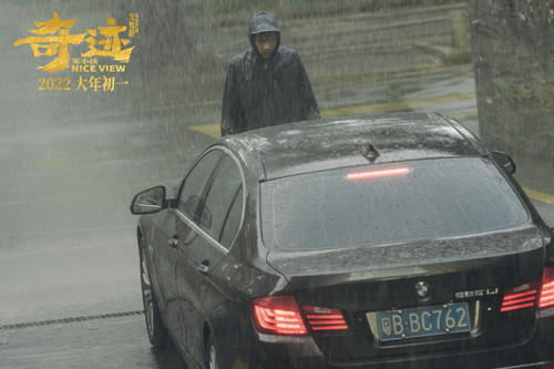 景浩（易烊千玺 饰）雨中拦停轿车_副本.jpg